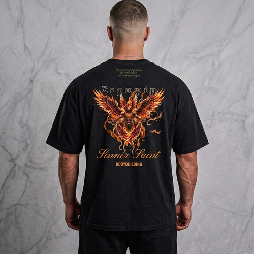En man i en lyxig fotostudio med en svart oversized dam och herr t-shirt för bodybuilding med ett stort tryck av en brinnande Serafim ängel fenix på ryggen och texten Sinner Saint Bodybuilding